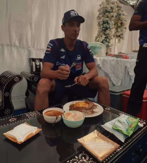 Icip Kuliner Indonesia, Pembalap Toprak Razgatlioglu Makan Ketoprak Jelang MotoGP Mandalika 2026 Icip Kuliner Indonesia, Pembalap Toprak Razgatlioglu Makan Ketoprak Jelang MotoGP Mandalika 2026