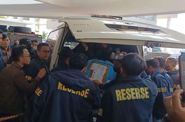 Selain Don Ritto, Polisi Juga Serahkan Barang Bukti Kasus Korupsi Besar ke Kejagung Selain Don Ritto, Polisi Juga Serahkan Barang Bukti Kasus Korupsi Besar ke Kejagung