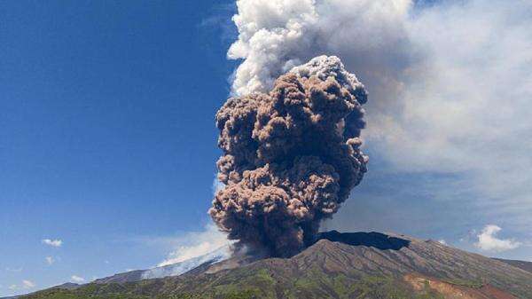 Erupsi Gunung Berapi Etna Picu Krisis Terburuk di Sisilia dalam Dua Dekade Erupsi Gunung Berapi Etna Picu Krisis Terburuk di Sisilia dalam Dua Dekade