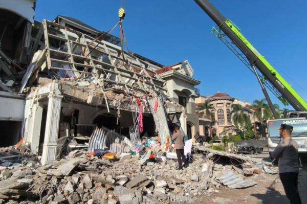 Update Ledakan Rumah Mewah di Grand Polonia Medan: 2 Orang Tewas, 1 Korban Masih Dicari Update Ledakan Rumah Mewah di Grand Polonia Medan: 2 Orang Tewas, 1 Korban Masih Dicari