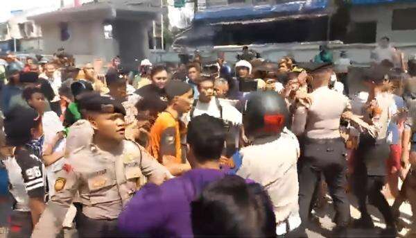 Bentrok Maut Dua Kelompok Warga di Menteng Jakpus, Satu Orang Tewas Bentrok Maut Dua Kelompok Warga di Menteng Jakpus, Satu Orang Tewas