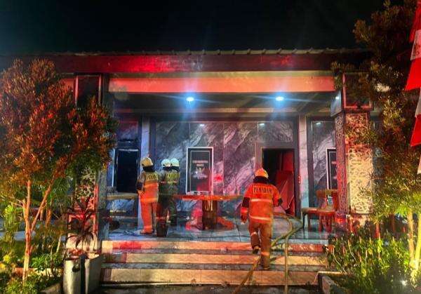 Penampakan MarkasOrmas GRIB Jaya di Kedoya Jakbar yang Terbakar Dini Hari Penampakan MarkasOrmas GRIB Jaya di Kedoya Jakbar yang Terbakar Dini Hari