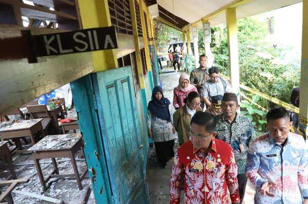 Pemprov DKI Pastikan Siswa SDN Kebayoran Lama Selatan 09 Tetap Belajar meski Sekolah Roboh Pemprov DKI Pastikan Siswa SDN Kebayoran Lama Selatan 09 Tetap Belajar meski Sekolah Roboh