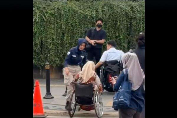Reaksi Pramono Lihat Petugas Transjakarta Aktif Bantu Penumpang Disabilitas Reaksi Pramono Lihat Petugas Transjakarta Aktif Bantu Penumpang Disabilitas