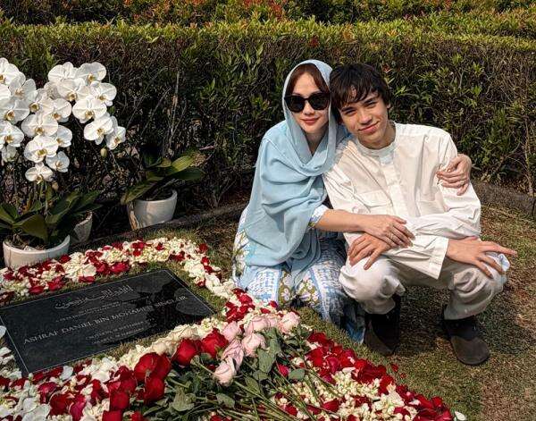 Potret Bunga Citra Lestari dan Noah Ziarah ke Makam Ashraf Sinclair, Ungkap Pesan Haru di Hari Ulang Tahun Potret Bunga Citra Lestari dan Noah Ziarah ke Makam Ashraf Sinclair, Ungkap Pesan Haru di Hari Ulang Tahun