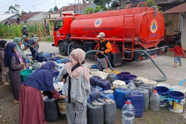 16 Daerah di Jateng Siaga Kekeringan, Puluhan Ribu Warga Butuh Air Bersih 16 Daerah di Jateng Siaga Kekeringan, Puluhan Ribu Warga Butuh Air Bersih