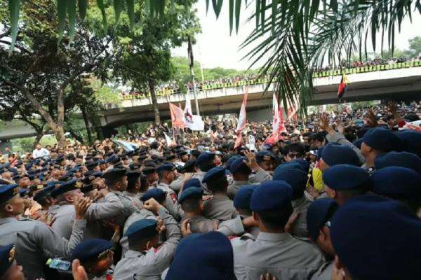 Pengamanan Demo Pati Humanis, Polda Metro Diminta Tindak Tegas Pelaku Kericuhan Pengamanan Demo Pati Humanis, Polda Metro Diminta Tindak Tegas Pelaku Kericuhan