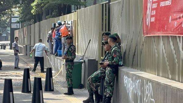 Pascademo Ricuh, TNI Masih Berjaga di Pejompongan Pascademo Ricuh, TNI Masih Berjaga di Pejompongan