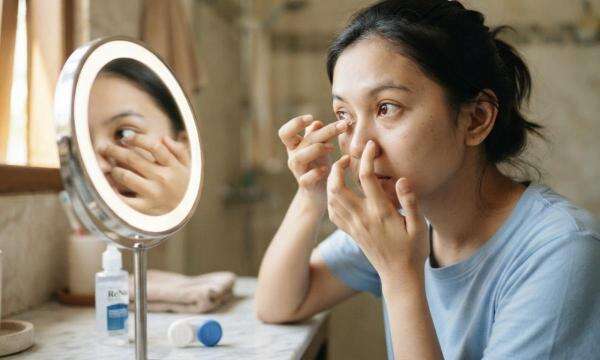 Softlens Hilang di Mata, Jangan Langsung Dicongkel! Begini Cara Mengatasinya Softlens Hilang di Mata, Jangan Langsung Dicongkel! Begini Cara Mengatasinya