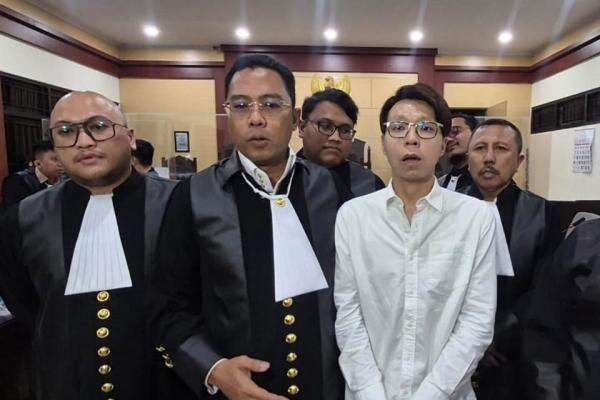 Richard Lee Minta Sidang Ditunda, Mengaku Sudah Lelah karena 10 Jam Menunggu Richard Lee Minta Sidang Ditunda, Mengaku Sudah Lelah karena 10 Jam Menunggu
