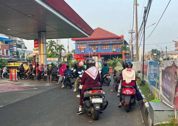 Antrean Panjang di SPBU karena Banyak Warga Beralih ke BBM Subsidi Antrean Panjang di SPBU karena Banyak Warga Beralih ke BBM Subsidi
