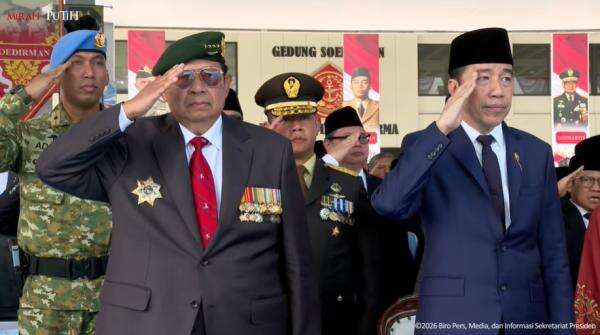 Prabowo Beri Hormat ke SBY dan Jokowi saat Upacara HUT ke-81 TNI Prabowo Beri Hormat ke SBY dan Jokowi saat Upacara HUT ke-81 TNI