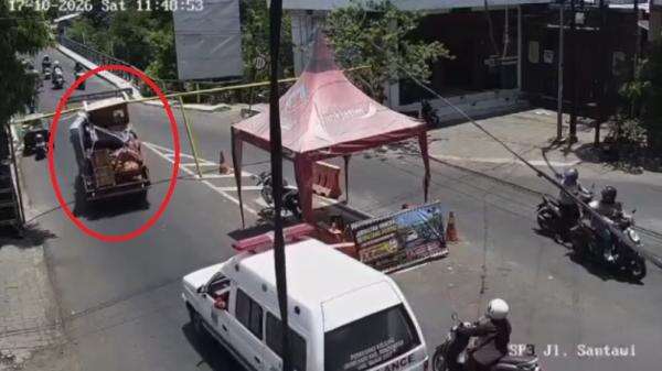 Viral! Detik-Detik Pikap Bermuatan Lemari Kayu Tersangkut Portal Pembatas Jembatan Koncer Viral! Detik-Detik Pikap Bermuatan Lemari Kayu Tersangkut Portal Pembatas Jembatan Koncer