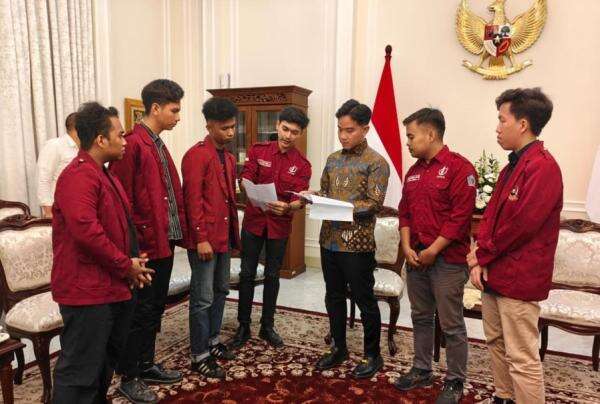 Momen Gibran Temui Mahasiswa Pendemo, Bahas Sejumlah Isu hingga Shalat Berjamaah Momen Gibran Temui Mahasiswa Pendemo, Bahas Sejumlah Isu hingga Shalat Berjamaah