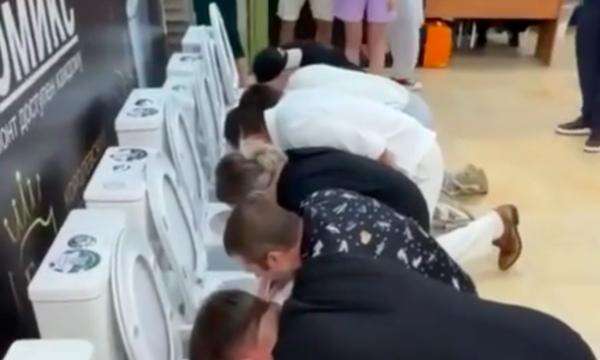 Viral, Perusahaan Rusia Gelar Kontes Unik Minum dari Toilet Viral, Perusahaan Rusia Gelar Kontes Unik Minum dari Toilet