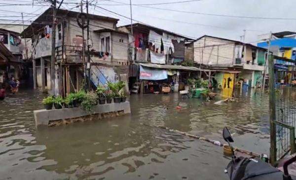 Banjir Jabodetabek, Ratusan Rumah di Cilincing Jakut Terendam Banjir Imbas Luapan Kali Cakung Banjir Jabodetabek, Ratusan Rumah di Cilincing Jakut Terendam Banjir Imbas Luapan Kali Cakung