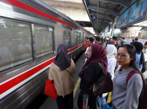 Eskalator di Stasiun Duri Gangguan, 12 Orang Terluka Eskalator di Stasiun Duri Gangguan, 12 Orang Terluka