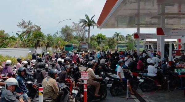 Kelangkaan BBM di Jembrana Makin Parah, 8 Ton Pertalite Ludes dalam Hitungan Jam Kelangkaan BBM di Jembrana Makin Parah, 8 Ton Pertalite Ludes dalam Hitungan Jam