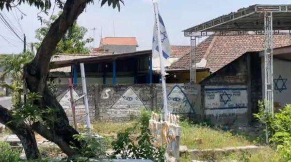 Viral Gambar Illuminati dan Bendera Israel Berkibar di Rumah Warga, TNI Langsung Turun Tangan Viral Gambar Illuminati dan Bendera Israel Berkibar di Rumah Warga, TNI Langsung Turun Tangan