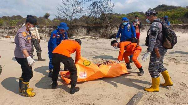 2 Jenazah Diduga Korban KM Virgo Transport 8 Ditemukan di Pantai Seruyan 2 Jenazah Diduga Korban KM Virgo Transport 8 Ditemukan di Pantai Seruyan