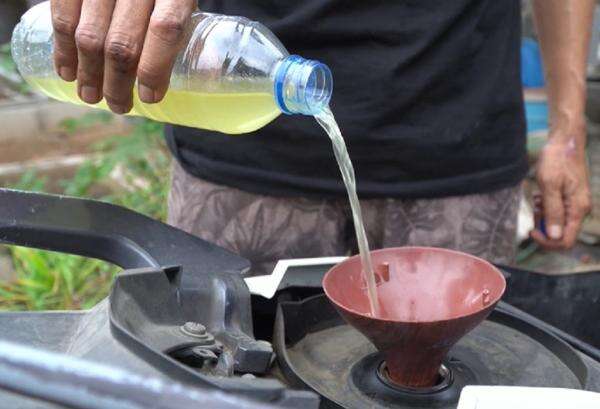 Kreatif! Warga Cilegon Sulap Plastik Kresek Jadi BBM Petasol untuk Sepeda Motor Kreatif! Warga Cilegon Sulap Plastik Kresek Jadi BBM Petasol untuk Sepeda Motor