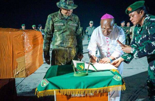 Serahkan Jenazah Pilot PT AMA, Pangkogabwilhan III Kutuk Keras Penembakan Pelayan Kemanusiaan Serahkan Jenazah Pilot PT AMA, Pangkogabwilhan III Kutuk Keras Penembakan Pelayan Kemanusiaan
