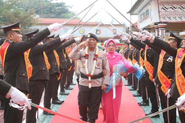 Tongkat Komando Berganti, AKBP Hendri Nupia Jabat Kapolres Simalungun Gantikan AKBP Marganda Tongkat Komando Berganti, AKBP Hendri Nupia Jabat Kapolres Simalungun Gantikan AKBP Marganda