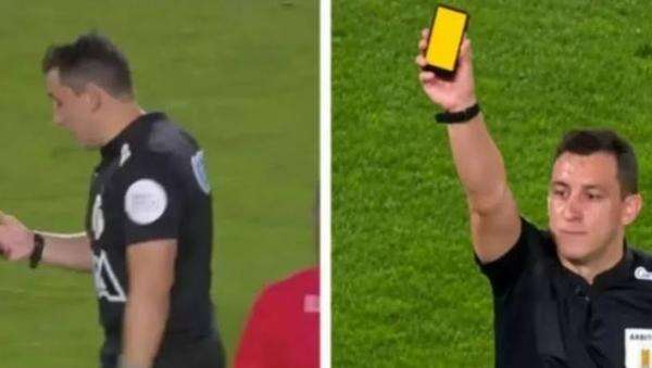 Inovasi Sepak Bola! Wasit Ganti Kartu Kuning dan Merah dengan Alat Elektronik Mirip Ponsel Inovasi Sepak Bola! Wasit Ganti Kartu Kuning dan Merah dengan Alat Elektronik Mirip Ponsel