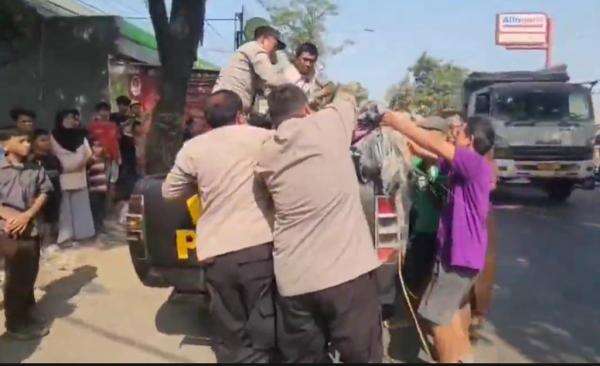 Kecelakaan Maut di Cirebon, Pelajar SMA Tewas Terlindas Tronton usai Gagal Menyalip Kecelakaan Maut di Cirebon, Pelajar SMA Tewas Terlindas Tronton usai Gagal Menyalip