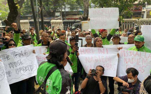 Puluhan Ojol Dukung Nadiem jelang Vonis: Sudah Ciptakan 4 Juta Lapangan Kerja! Puluhan Ojol Dukung Nadiem jelang Vonis: Sudah Ciptakan 4 Juta Lapangan Kerja!