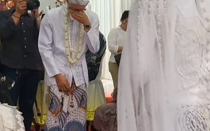 Viral! Pengantin Pria Langsung Pingsan Usai Lihat Wajah Istri Setelah Ijab Kabul Viral! Pengantin Pria Langsung Pingsan Usai Lihat Wajah Istri Setelah Ijab Kabul