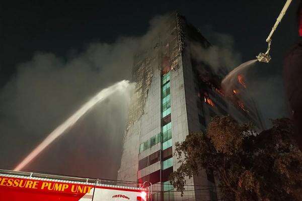 Penampakan Gedung Bapenda DKI Jakarta yang Terbakar, Kiri Bangunan Tinggal Kerangka Penampakan Gedung Bapenda DKI Jakarta yang Terbakar, Kiri Bangunan Tinggal Kerangka