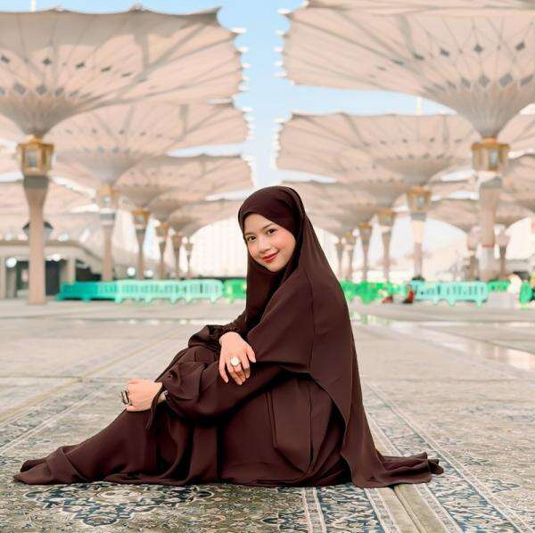 Potret Diva Azzura Kenakan Gamis Cokelat dan Hijab Panjang, Netizen: Adem Banget Potret Diva Azzura Kenakan Gamis Cokelat dan Hijab Panjang, Netizen: Adem Banget
