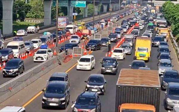 Tol Japek Padat, Jasa Marga Berlakukan Contraflow di KM 21-KM 23 Tol Japek Padat, Jasa Marga Berlakukan Contraflow di KM 21-KM 23