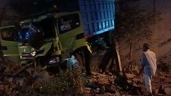 Truk Tabrak Tembok Makam di Mojokerto, Sopir Tewas Truk Tabrak Tembok Makam di Mojokerto, Sopir Tewas