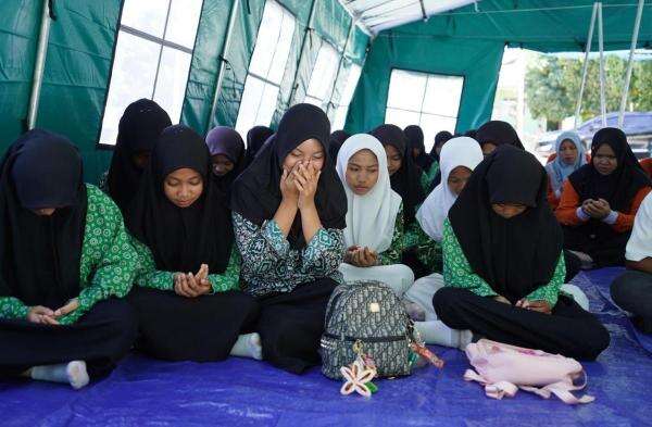 Gempa NTT, Kemenag Salurkan Ribuan School Kit dan 16 Ruang Belajar untuk Madrasah Gempa NTT, Kemenag Salurkan Ribuan School Kit dan 16 Ruang Belajar untuk Madrasah
