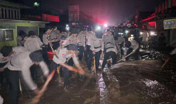 Banjir Bandang Terjang Solok, Warga Terdampak Mengungsi ke Markas Polisi Banjir Bandang Terjang Solok, Warga Terdampak Mengungsi ke Markas Polisi