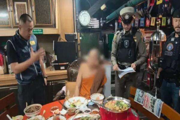 Biksu Top Thailand Ditangkap karena Gelapkan Dana Kuil Rp49 Miliar dan Terlibat Skandal Seks Biksu Top Thailand Ditangkap karena Gelapkan Dana Kuil Rp49 Miliar dan Terlibat Skandal Seks