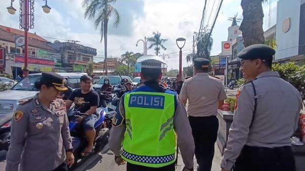 BBM Langka di Gianyar Picu Antrean Panjang, Polisi Selidiki Penjualan Eceran dalam Botol BBM Langka di Gianyar Picu Antrean Panjang, Polisi Selidiki Penjualan Eceran dalam Botol