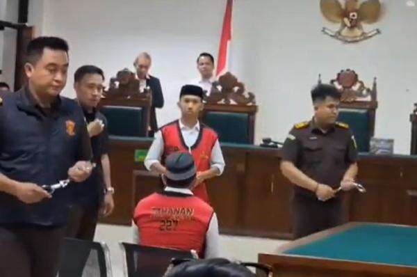 Terbukti Aniaya Warga, Oknum Anggota DPRD Bekasi Divonis 10 Bulan Penjara Terbukti Aniaya Warga, Oknum Anggota DPRD Bekasi Divonis 10 Bulan Penjara