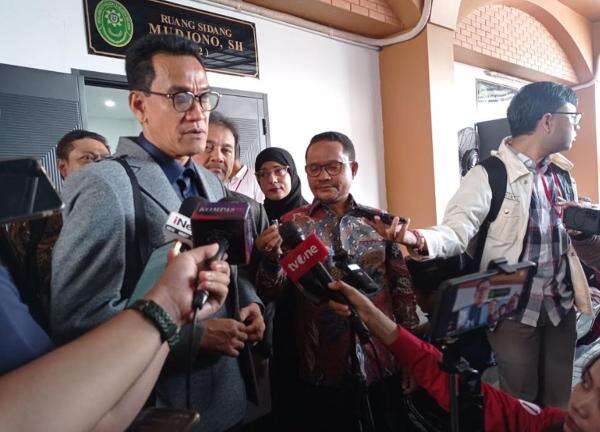 Refly Harun Sebut Keterangan Ahli Hukum Perkuat Dalil Pencekalan Roy Suryo Tidak Sah Refly Harun Sebut Keterangan Ahli Hukum Perkuat Dalil Pencekalan Roy Suryo Tidak Sah