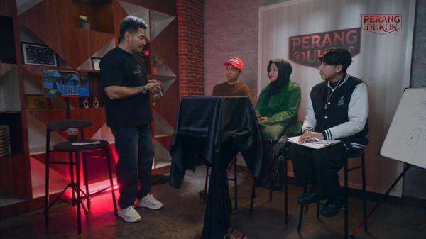 Perang Dukun: Wafaq, Rajah, dan Misteri Rumah Mas Den Perang Dukun: Wafaq, Rajah, dan Misteri Rumah Mas Den