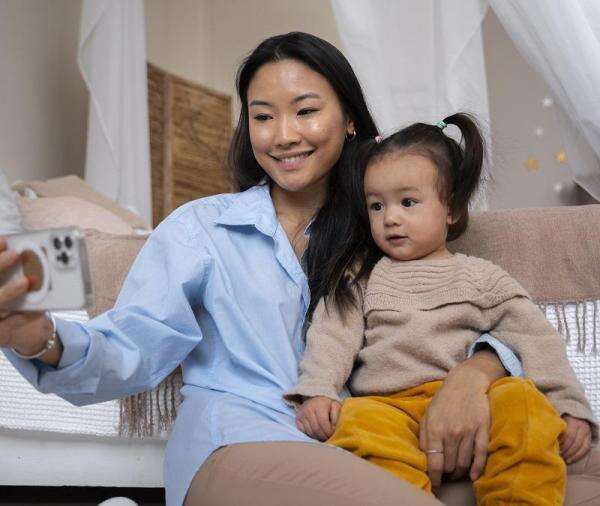Bolehkah Posting Wajah Anak di Media Sosial? Ini yang Perlu Diperhatikan Ya Moms Bolehkah Posting Wajah Anak di Media Sosial? Ini yang Perlu Diperhatikan Ya Moms
