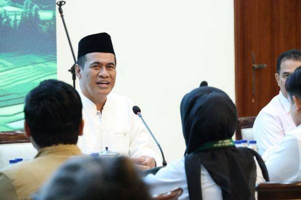 Mentan Amran Tegaskan Sikat Habis Mafia Beras Fortifikasi, Targetkan Rampung 2 Pekan Mentan Amran Tegaskan Sikat Habis Mafia Beras Fortifikasi, Targetkan Rampung 2 Pekan