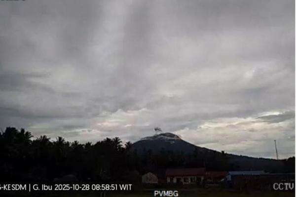 Gunung Ibu Meletus di Halmahera Barat Malut, Kolom Abu Capai 300 Meter Gunung Ibu Meletus di Halmahera Barat Malut, Kolom Abu Capai 300 Meter