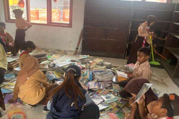 Tim Ekspedisi Patriot Unpad Revitalisasi Perpustakaan 6 Sekolah di Papua Tim Ekspedisi Patriot Unpad Revitalisasi Perpustakaan 6 Sekolah di Papua