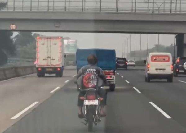 Pengendara RX King Nyelonong Masuk Tol Jagorawi Tanpa Helm, Endingnya Ditilang Pengendara RX King Nyelonong Masuk Tol Jagorawi Tanpa Helm, Endingnya Ditilang