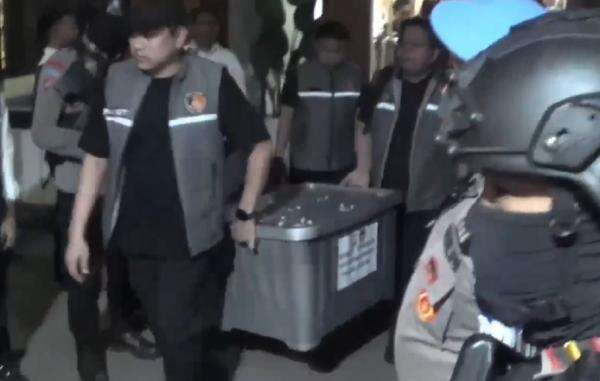 Kortastipidkor Polri Geledah Ruang Kerja Bupati Gowa Husniah, Sita 4 Boks Dokumen PBG Kortastipidkor Polri Geledah Ruang Kerja Bupati Gowa Husniah, Sita 4 Boks Dokumen PBG