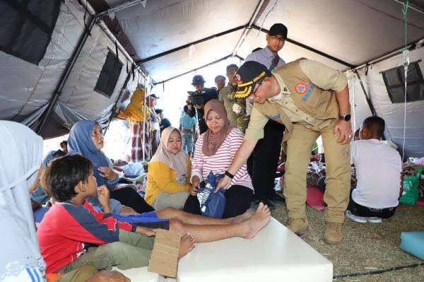 Pengungsi Gempa NTT Bertambah jadi 59.647 Orang, Evakuasi Terkendala Akses Jalan Pengungsi Gempa NTT Bertambah jadi 59.647 Orang, Evakuasi Terkendala Akses Jalan