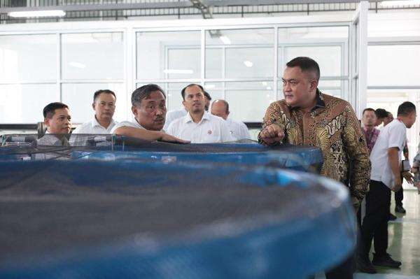 Bupati Bogor Tinjau Raiser Ikan Hias BRIN, Perkuat Kolaborasi Inovasi Perikanan Bupati Bogor Tinjau Raiser Ikan Hias BRIN, Perkuat Kolaborasi Inovasi Perikanan